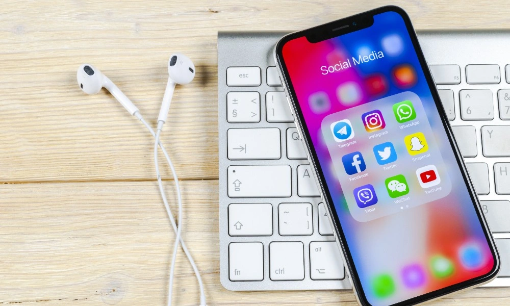 Lagu dengan Masa Hidup 24 Jam: Strategi Baru Artis Besar Lawan 'Musik Sekali Pakai' di Platform Media Sosial.