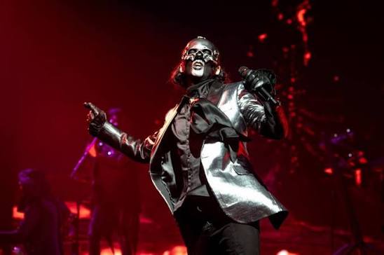 Fenomena 'Ghost-Producing' dan Kebangkitan Konser Tanpa Musisi: Apakah Kita Kehilangan Jiwa dalam Musik 2026?